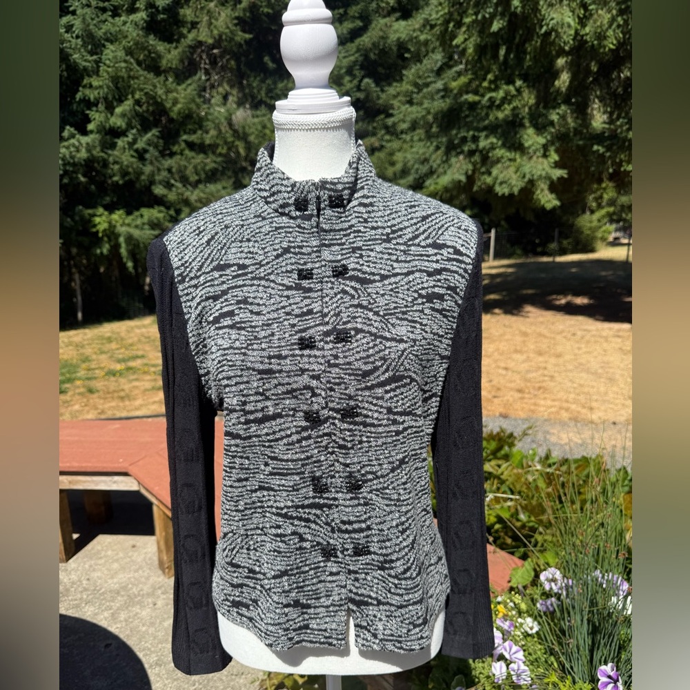 Comfortable suit jacket with zip front